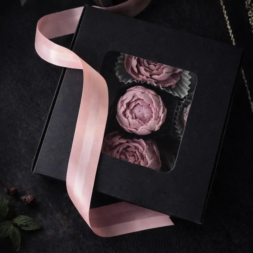 Подарунковий набір у темному оформленні