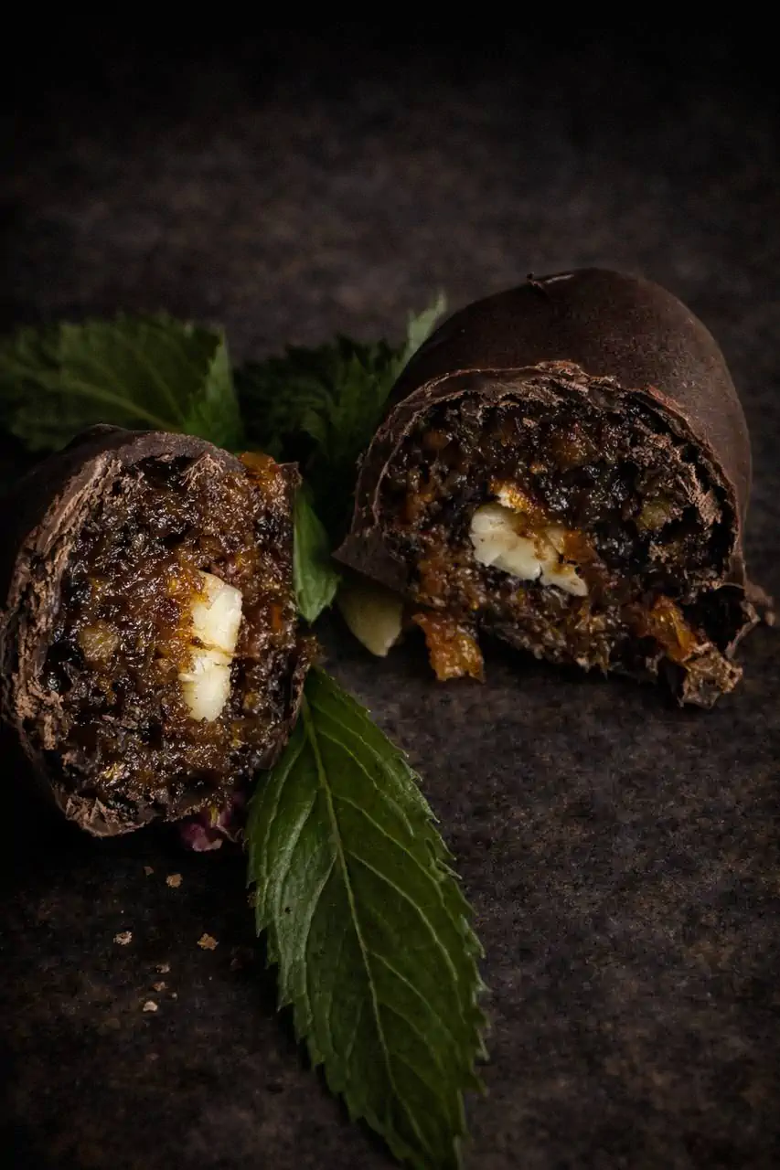 Цукерка з сухофруктів та горіхів у шоколаді